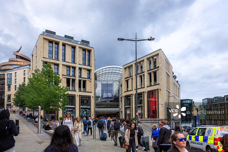 人们进出苏格兰爱丁堡的圣詹姆斯区图片素材