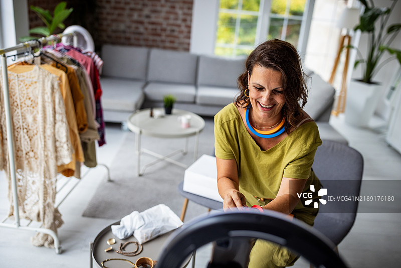 微笑的女性与多彩配饰互动图片素材