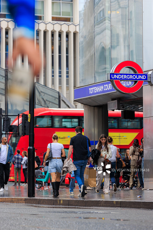 人们在英国伦敦的托特纳姆法院路站周围雨天行走图片素材