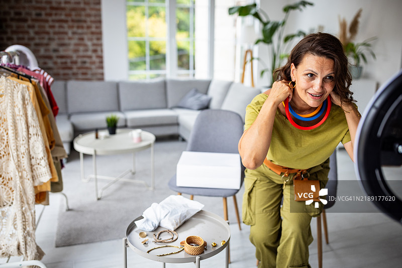 热情的女性佩戴五彩斑斓的项链图片素材