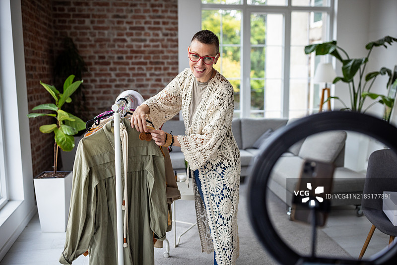 时尚造型与现代室内空间图片素材