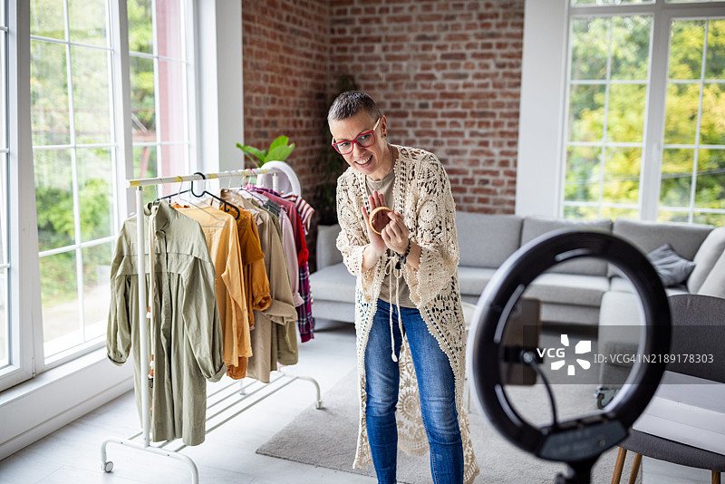 时尚女性自然地展示服装设计理念图片素材