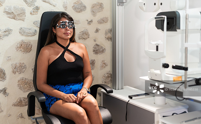 女性患者的眼科检查图片素材