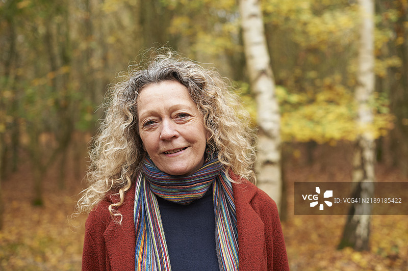 秋季林地中的一位老年女性肖像图片素材