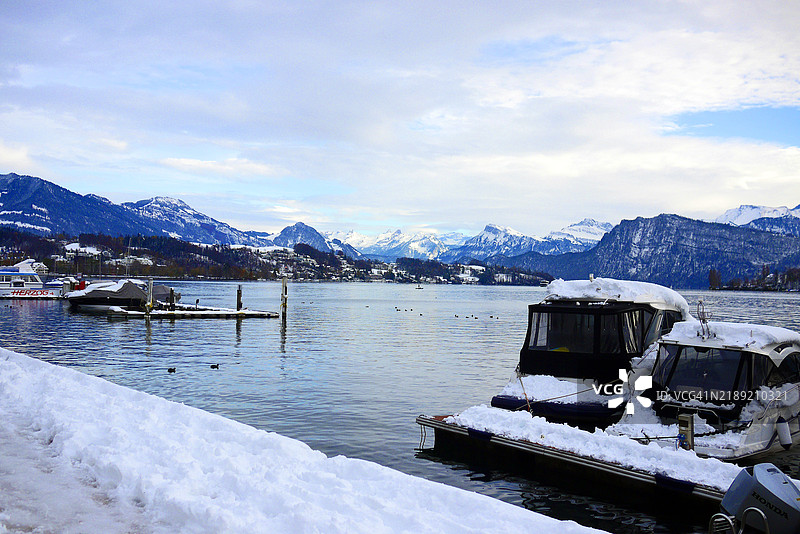 卢塞恩湖与瑞士阿尔卑斯山，雪覆盖的船只图片素材