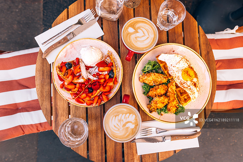 餐厅内色彩丰富、充满活力的早午餐，从上方俯视。图片素材