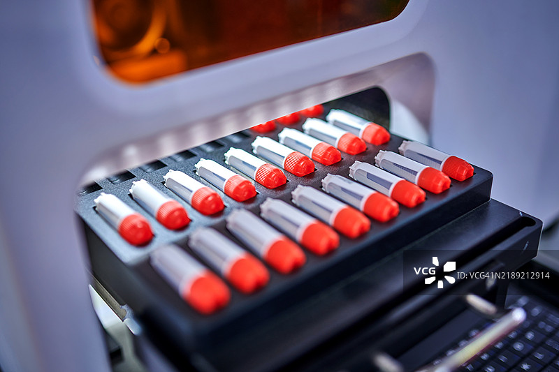 医学测试中试管样本的侧视图图片素材