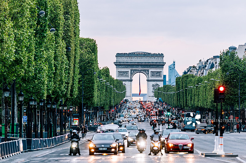 黄昏时分的巴黎凯旋门和香榭丽舍大街图片素材