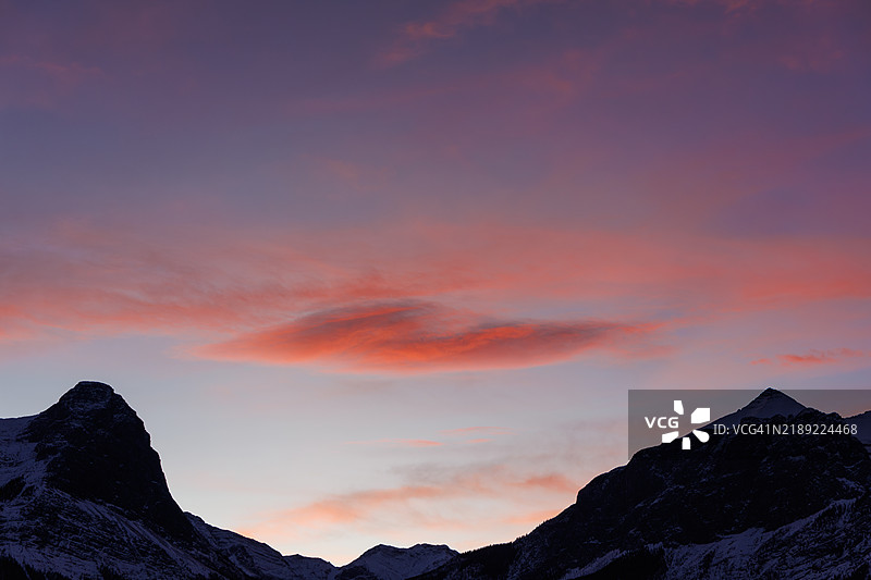 加拿大阿尔伯塔省坎莫尔上方的山脉图片素材