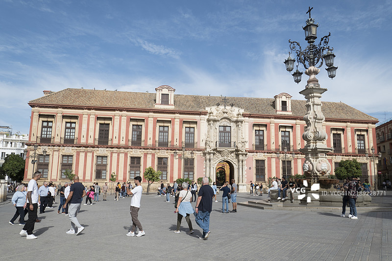 游客们在西班牙塞维利亚的圣母王广场享受历史魅力图片素材