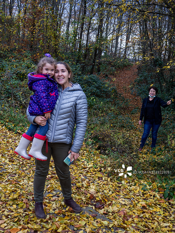 秋天时一家人在田野上合影图片素材