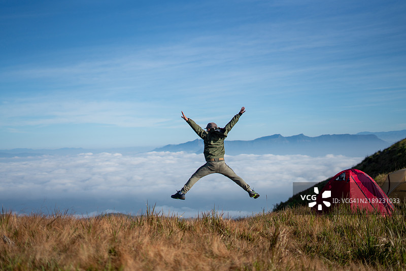在云端欢跃，露营地与自然相伴图片素材