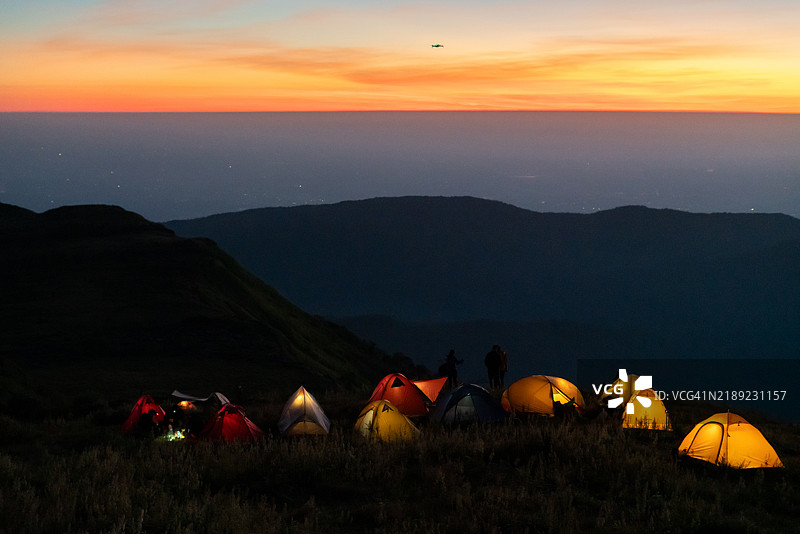 黄昏天空下的照明露营帐篷图片素材