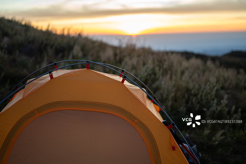 夕阳下的露营帐篷特写图片素材