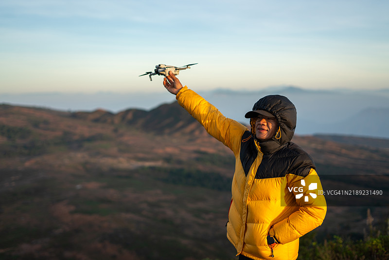在山中日出时发射无人机图片素材