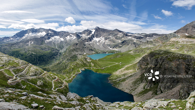 意大利切雷索莱雷的山脉美景与天空相映成趣图片素材