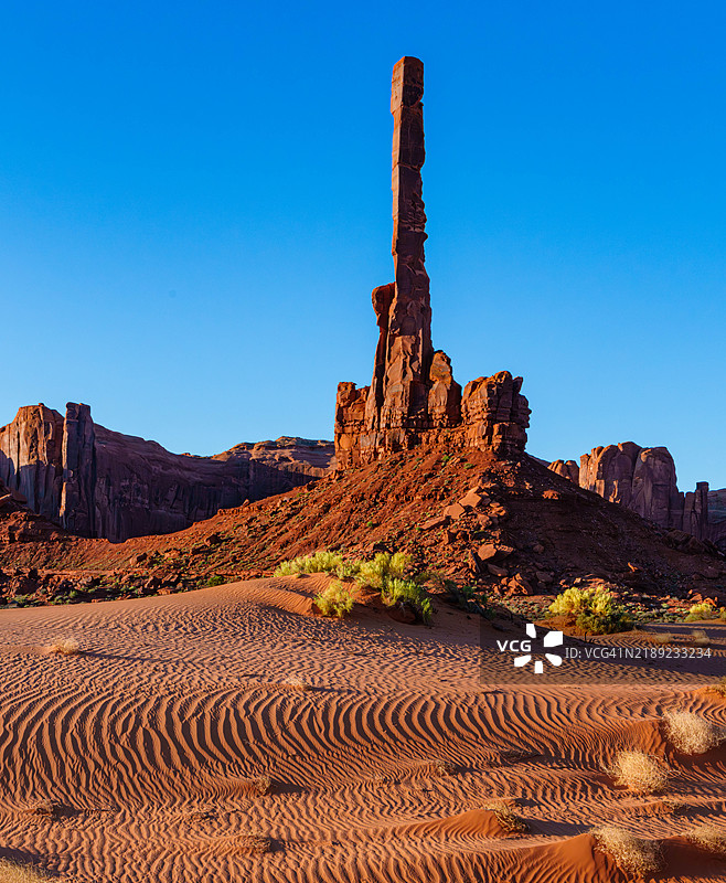 亚利桑那州凯延塔的沙漠美景与晴朗的蓝天图片素材