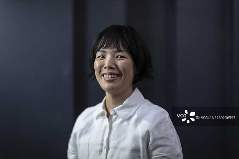 一位面带微笑的巴西日裔女性肖像图片素材