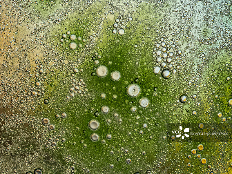 含有液体气泡的油，形成污染结构。图片素材