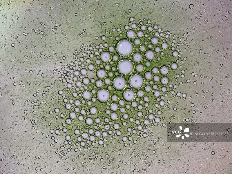 形成分子结构的液体气泡。图片素材