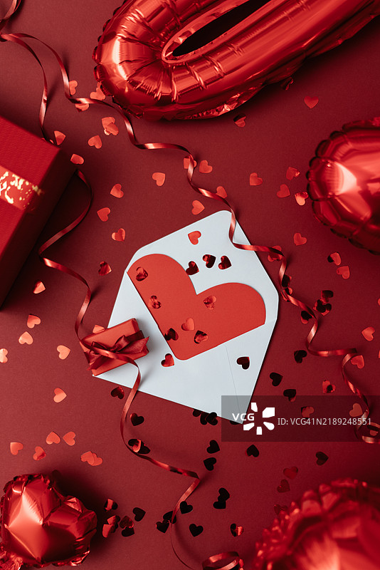 装饰心形卡片和信封，派对配件为浪漫庆祝活动营造节日气氛图片素材