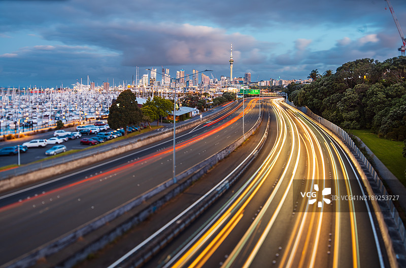 奥克兰市交通长时间曝光。图片素材