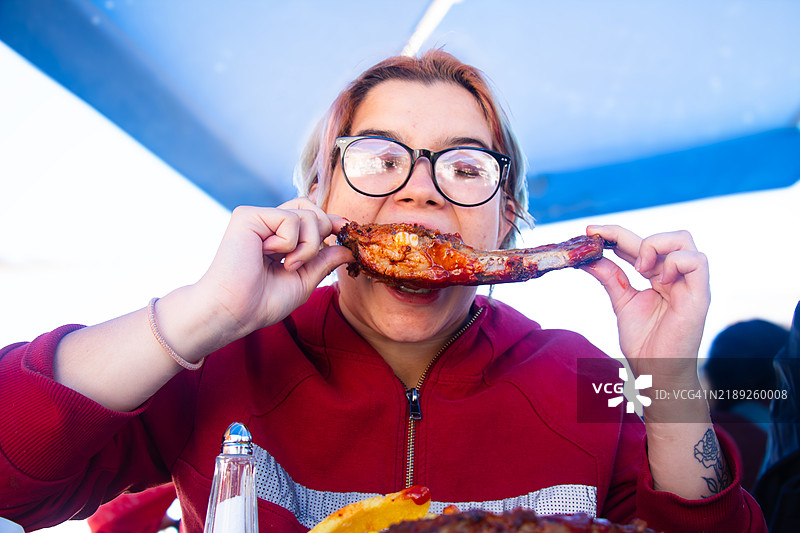 女青少年享受排骨美食图片素材