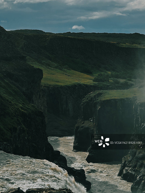 山间河流与天空的美丽景色图片素材