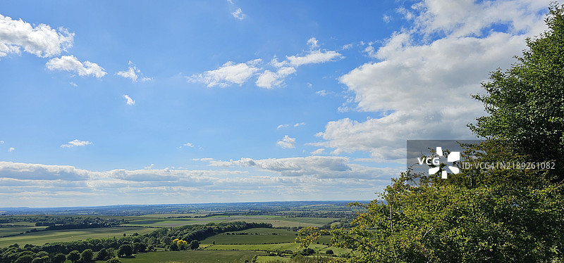 英国博克斯希尔的天空下风景如画的景观图片素材