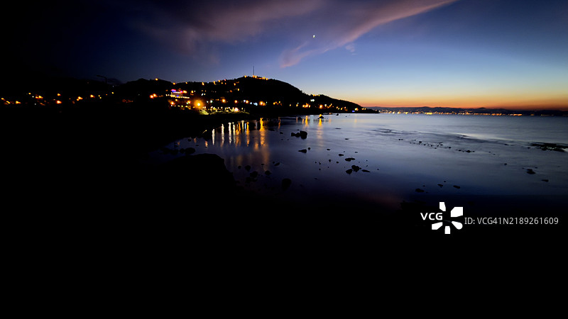 土耳其奥尔杜省佩尔森贝的雅松角夜晚海岸光辉的倒影图片素材