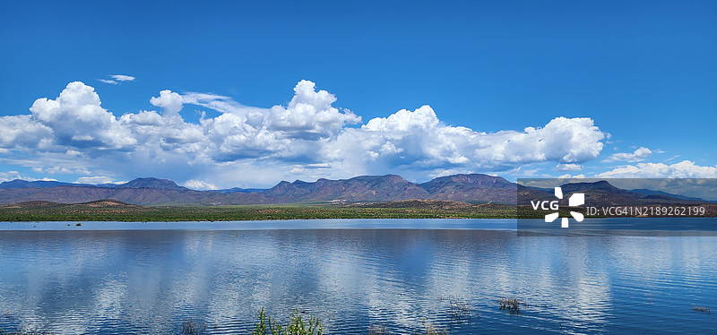 亚利桑那州罗斯福湖的蓝天美景图片素材