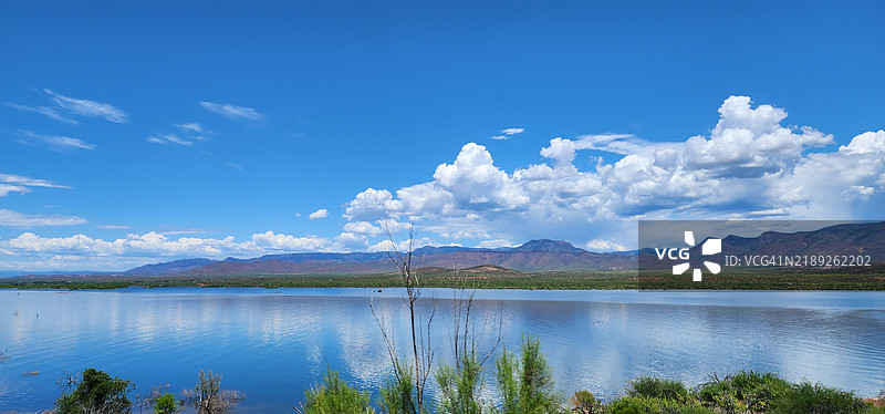 亚利桑那州罗斯福湖的美丽景色与天空相映成趣，位于美国。图片素材