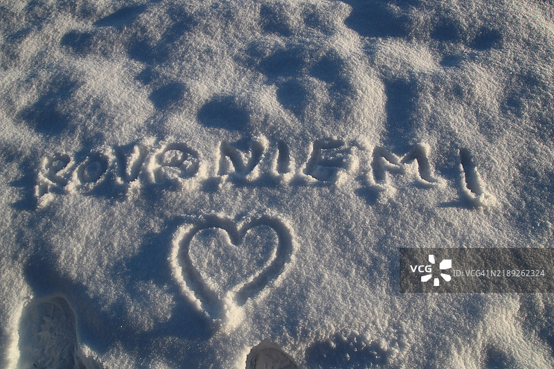 雪地上的文字高角度视图图片素材