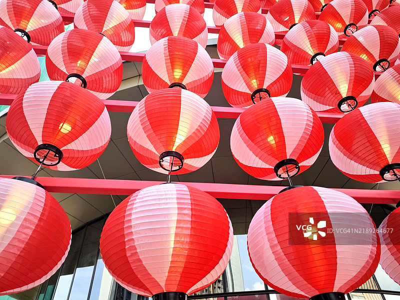 低角度视图的户外悬挂灯笼照明图片素材