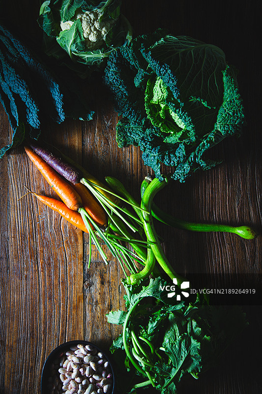 从上方直接拍摄的桌子上的蔬菜图片素材