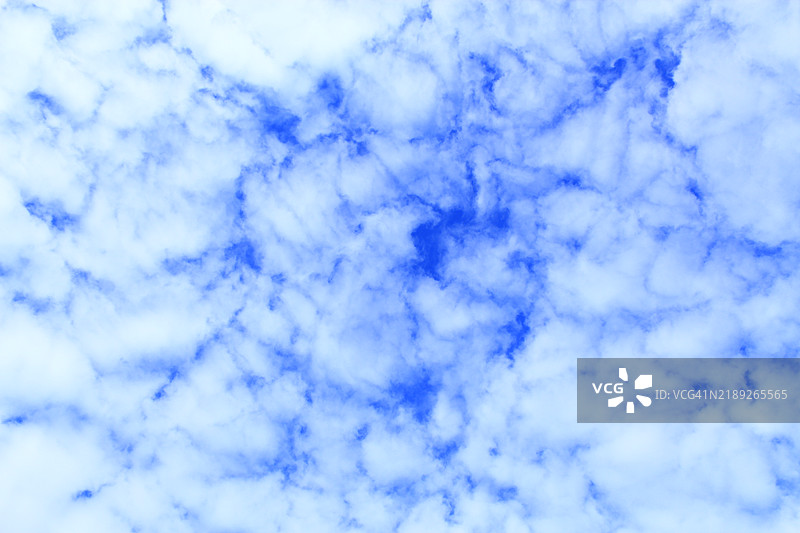 低角度视图的多云天空图片素材