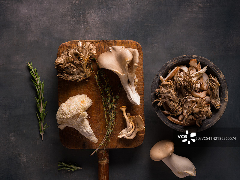 各种生鲜蘑菇和香草的俯视图，留白空间，弗吉尼亚州马纳萨斯，美国图片素材