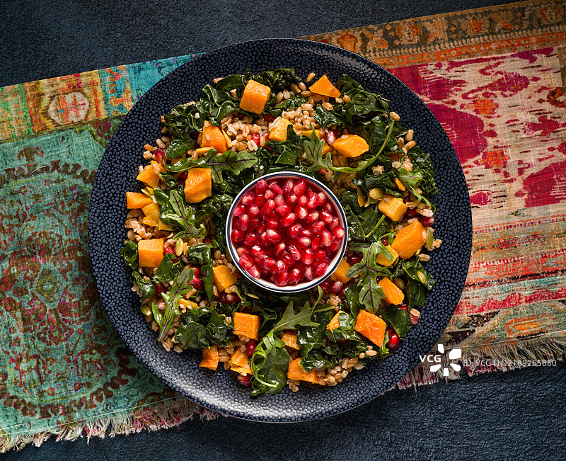 各种生鲜蘑菇和香草的俯视图，留白空间，弗吉尼亚州马纳萨斯，美国图片素材