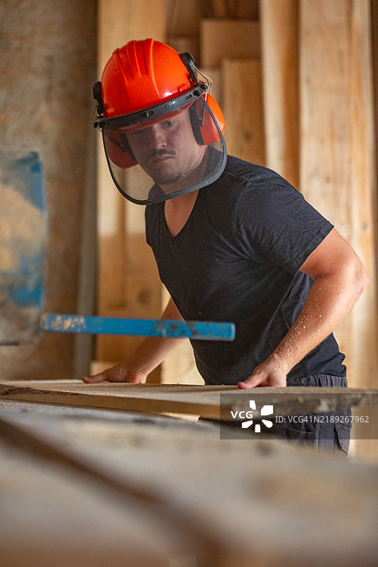 木匠在使用圆锯工作图片素材