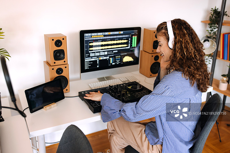 我在家享受音乐。图片素材