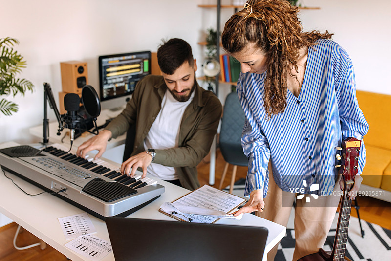 两位年轻音乐家在创作音乐图片素材