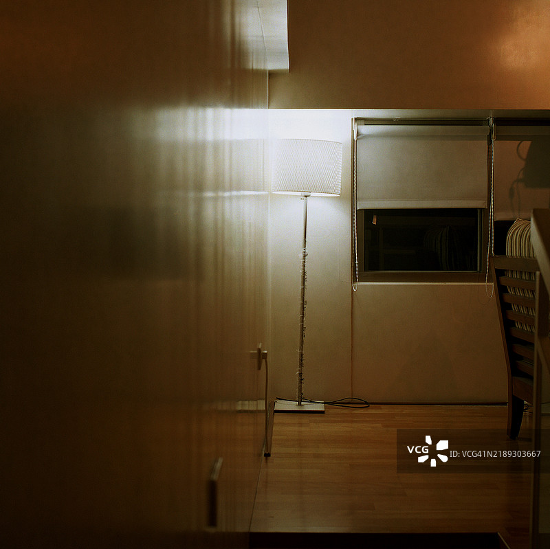 黑暗的夜晚房间图片素材