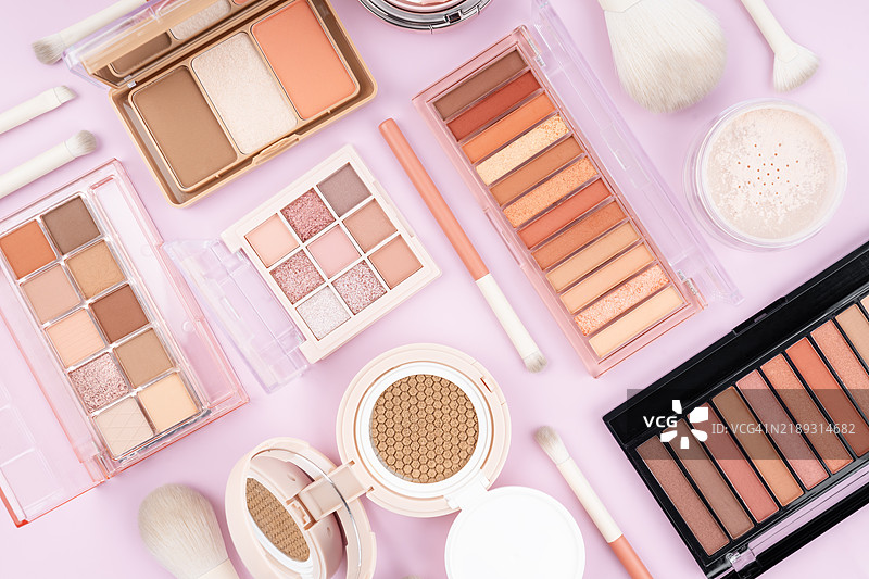 粉色背景上的化妆品和装饰性化妆品。美容与时尚概念。图片素材