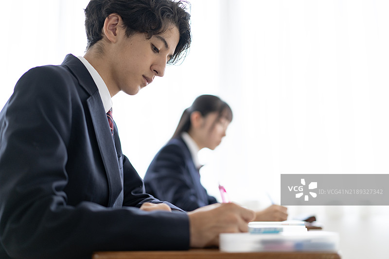 学生在学校上课图片素材