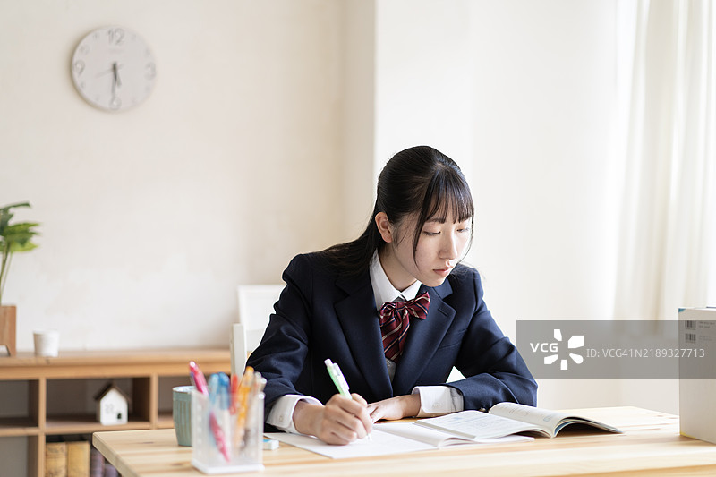 高中生在家学习图片素材