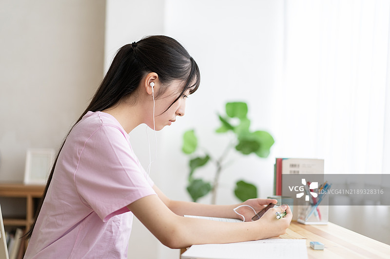 高中生在家学习图片素材