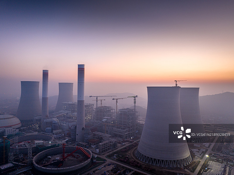 日落时分的现代火电厂概念图片素材