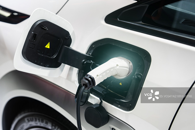 现代电动车充电过程特写图图片素材