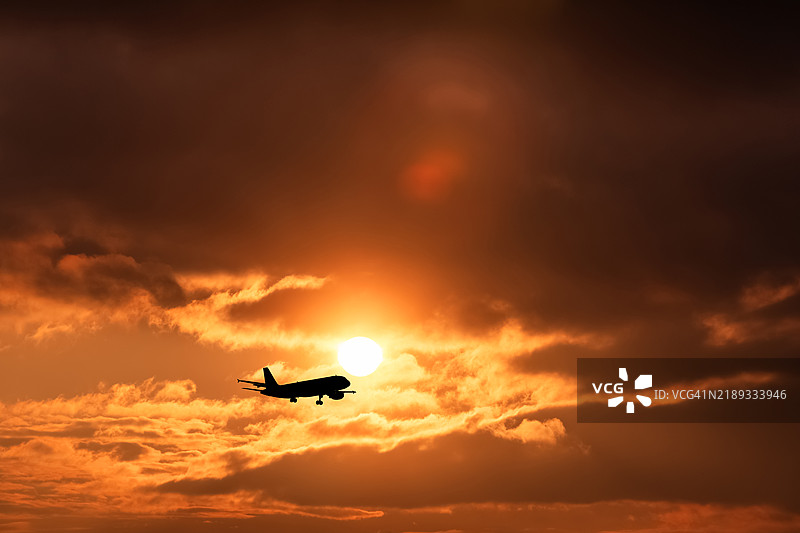日落时分的飞机剪影图片素材