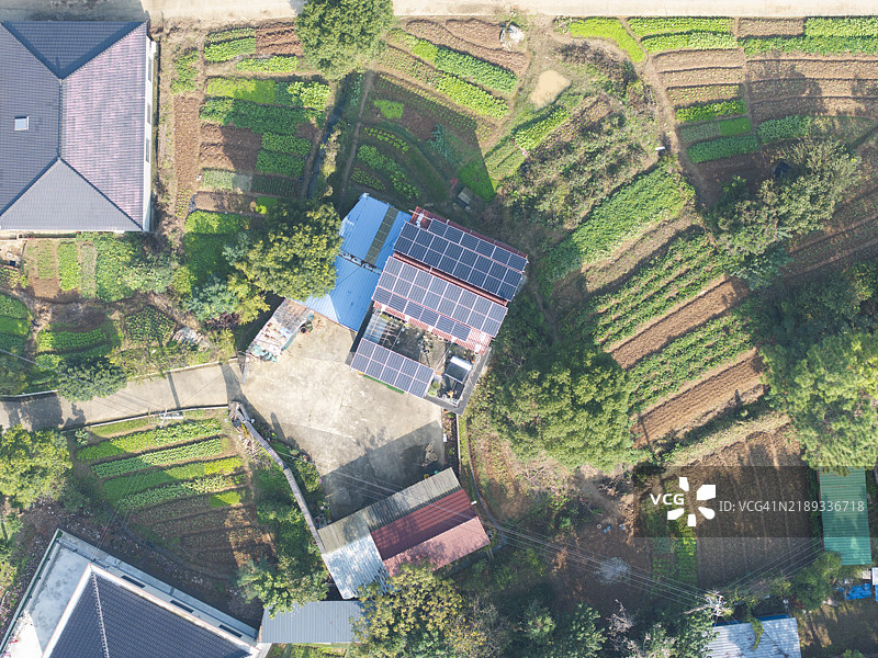 中国乡村屋顶上的太阳能电池板图片素材